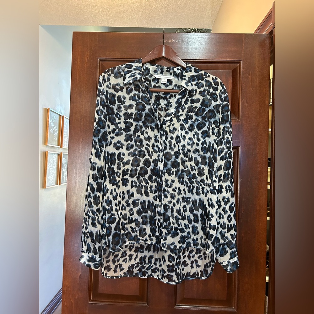 Diane von Furstenberg 100% Silk Blue Black White Abstract Print Blouse Size 12